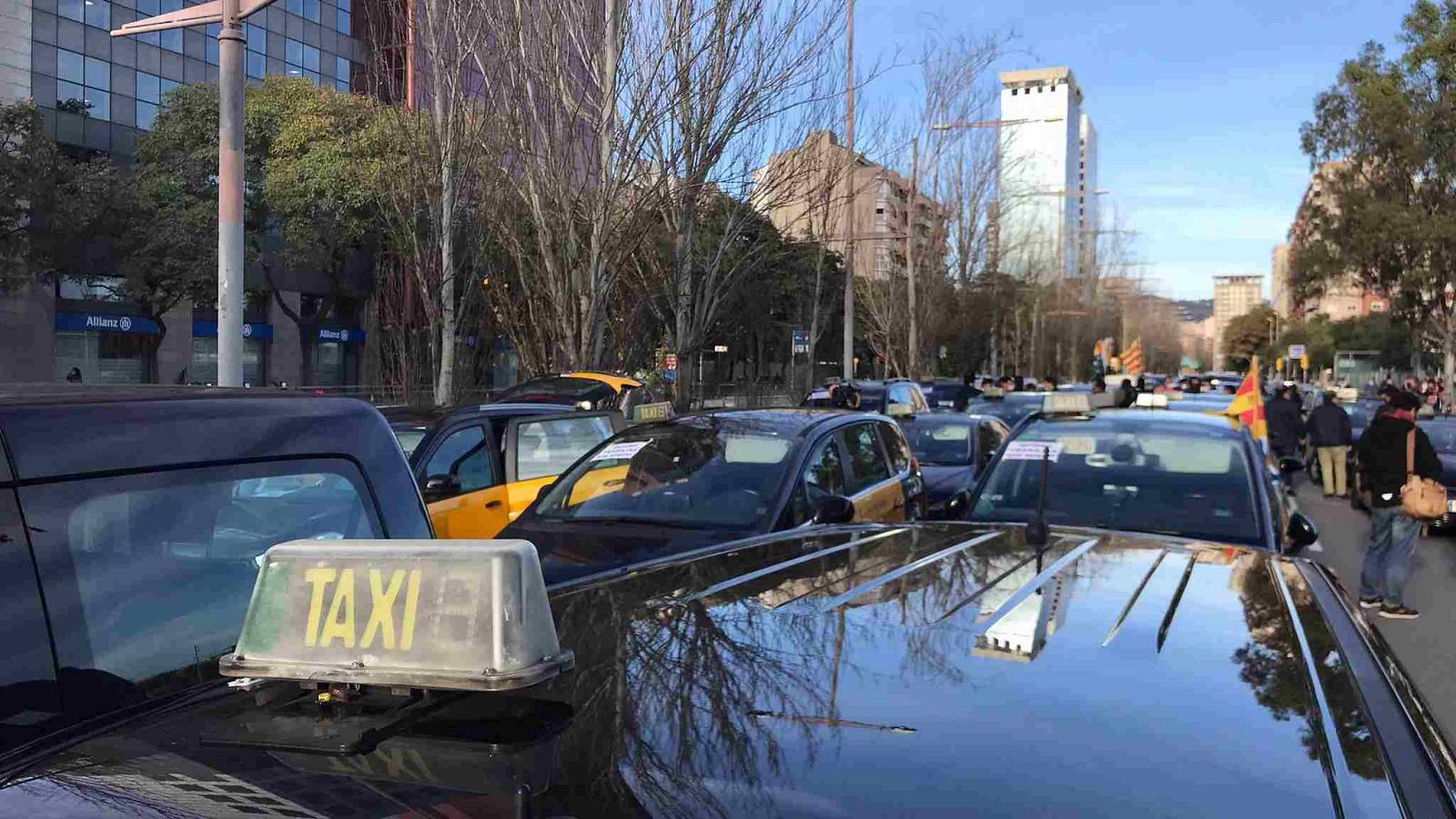 Un centenar de taxis reclamen càmeres de seguretat als vehicles