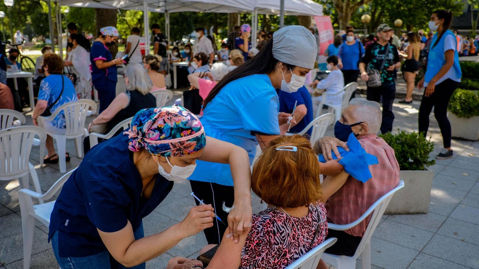 Cinco Continentes - La OMS dice que 2022 puede marcar "el fin de la etapa aguda de la pandemia" - Escuchar ahora