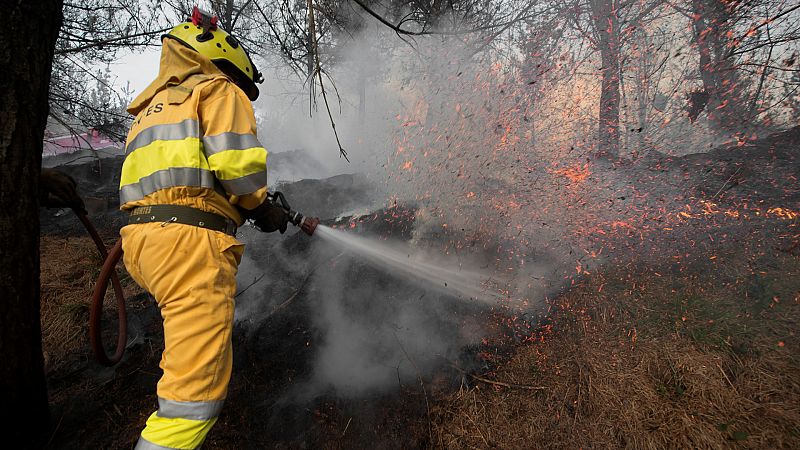 14 horas Fin de Semana - Varios incendios forestales afectan a Asturias y Cantabria - Escuchar ahora