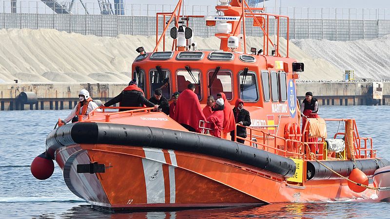 Boletines RNE - Tres fallecidos y diez desaparecidos en el naufragio de dos pateras en Almería - Escuchar ahora