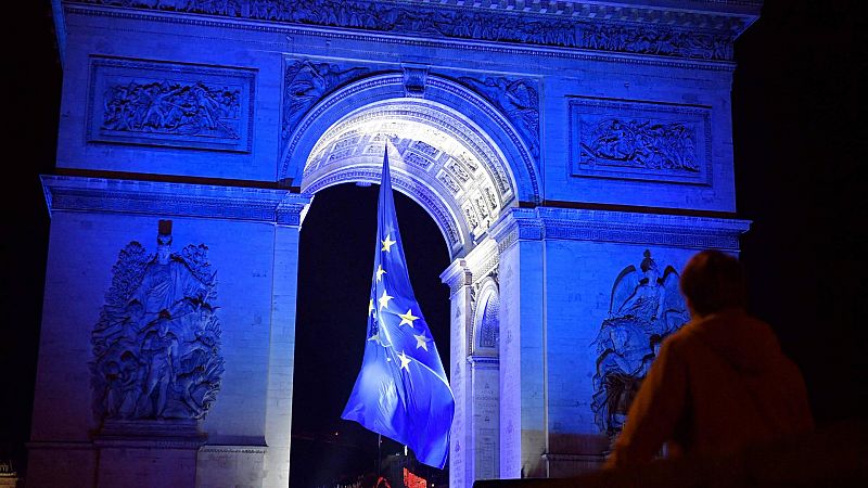 Cinco Continentes - Macron se enfrenta al desafío de liderar la UE tras la salida de Merkel - Escuchar ahora