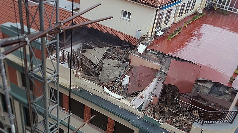 24 horas - Dos personas fallecidas tras derrumbarse el techo de un colegio en Gijón - Escuchar ahora