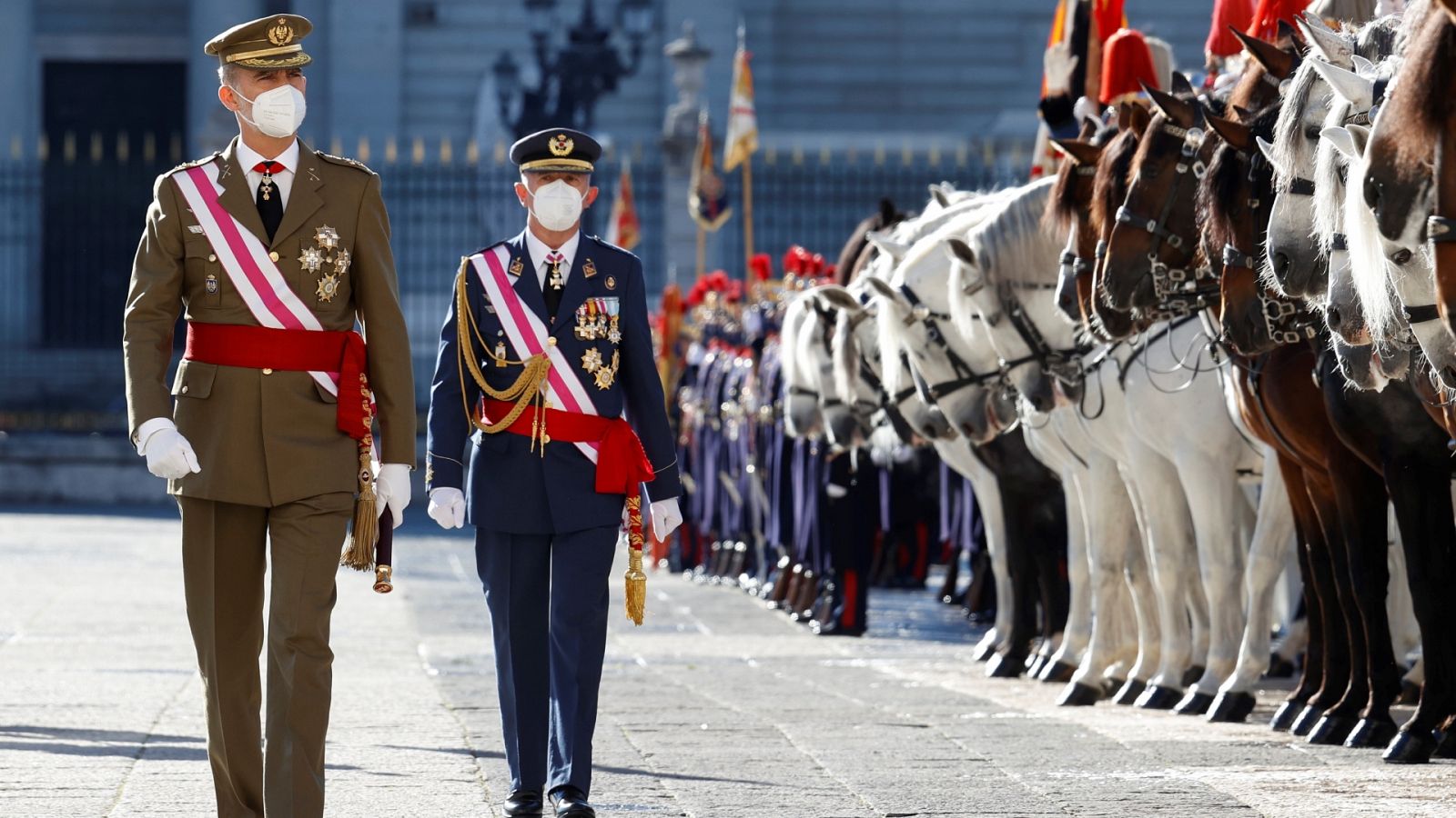 14 horas - Felipe VI destaca el papel de las Fuerzas Armadas durante la pandemia y la crisis volcánica - Escuchar ahora