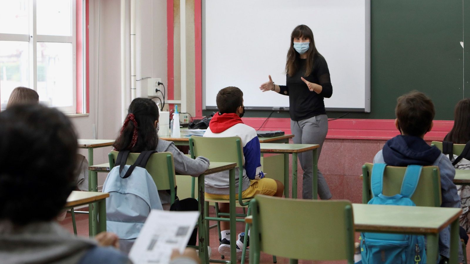 Las Mañanas de RNE - CSIF calcula entre un 5 y un 6% las bajas de profesores por Covid - Escuchar ahora