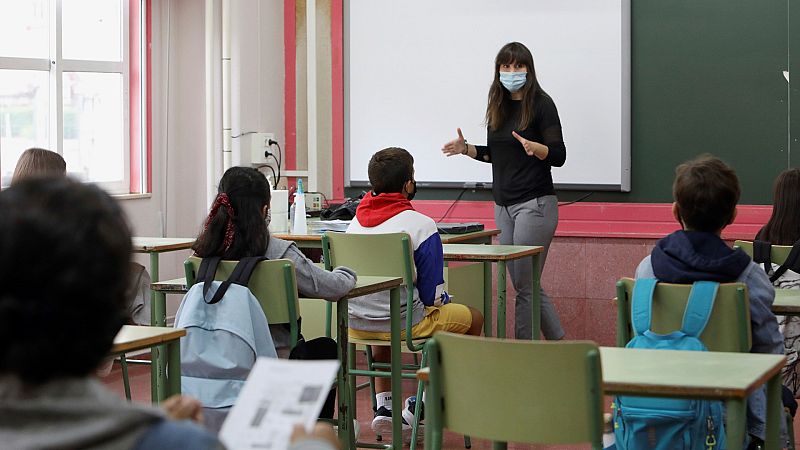 Las Mañanas de RNE - CSIF calcula entre un 5 y un 6% las bajas de profesores por Covid - Escuchar ahora
