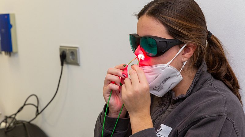 Por tres razones - Tratamiento nasal para reducir contagios de covid - Escuchar ahora