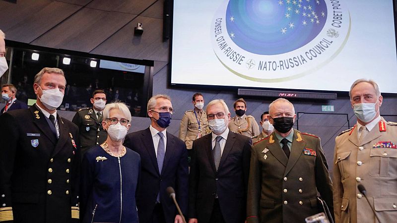 Cinco Continentes - Rusia y la OTAN tratan de rebajar tensiones en Bruselas - Escuchar ahora