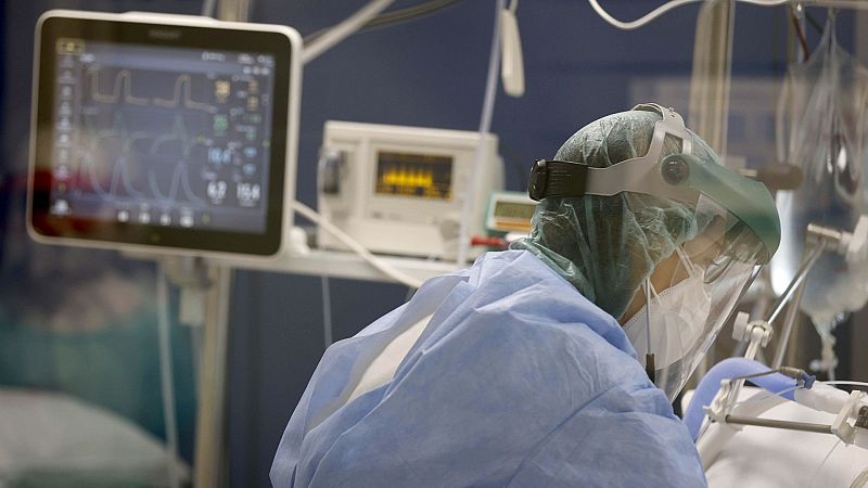 14 horas - Aumenta la presión hospitalaria, pero los ingresos en las UCI se mantienen al 24% - Escuchar ahora