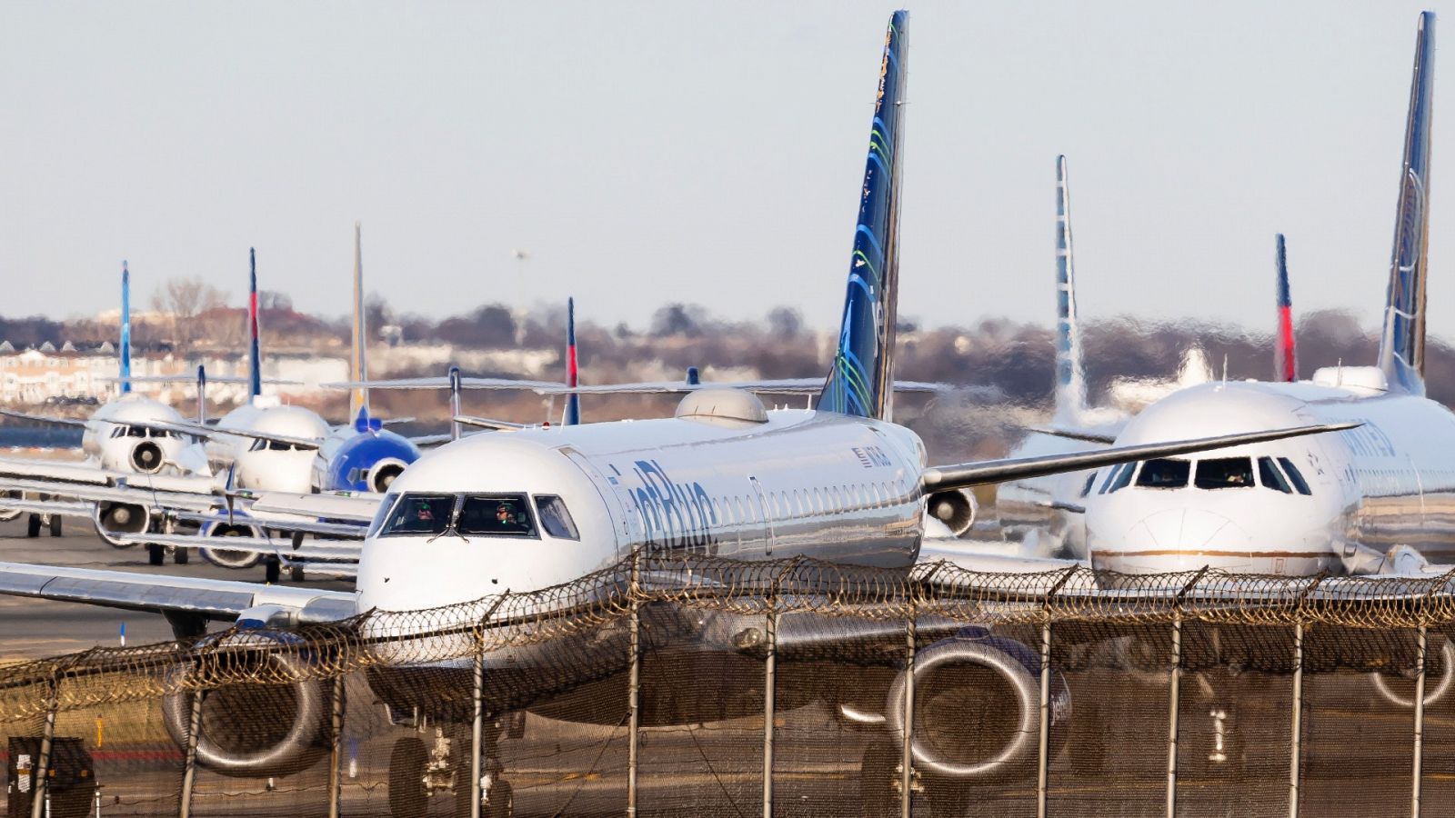 14 horas - Aerolíneas estadounidenses detectan interferencias y cancelan vuelos por la red móvil 5G - Escuchar ahora