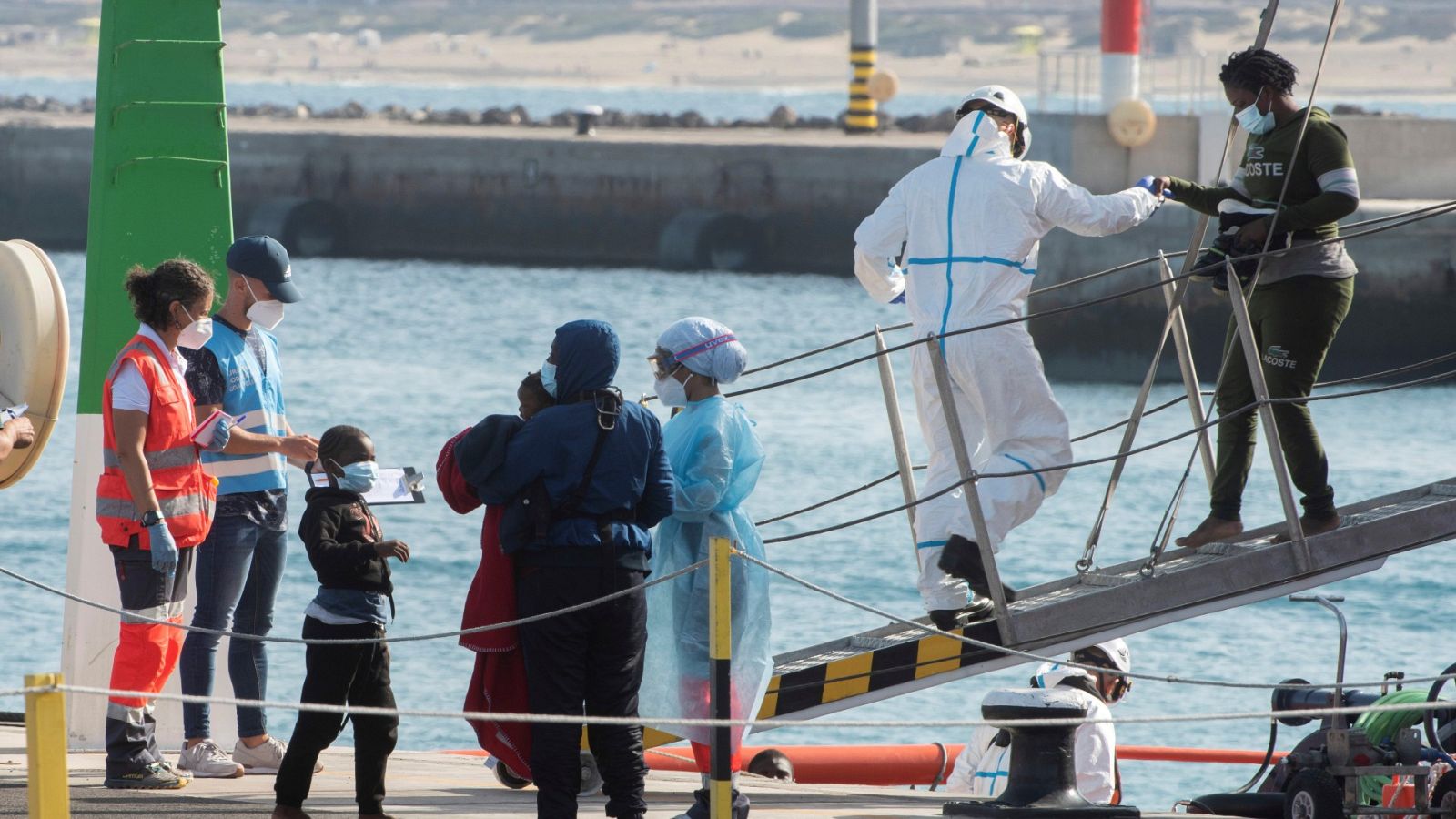 24 horas - Cristina Manzanedo, abogada de migración: "El perfil más preocupante son las mujeres jóvenes a las que les han prometido el paraíso" - Escuchar ahora