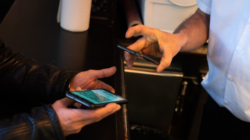 14 horas - 1.600 personas habrían recurrido a una trama de falsificación de certificados Covid - Escuchar ahora 