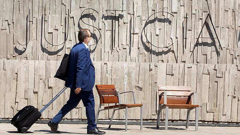 Las Mañanas de RNE - Huelga de los letrados de la Administración de Justicia por una mejora salarial - Escuchar ahora