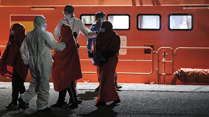 14 Horas - Salvamento Marítimo rescata a 9 personas tras el naufragio de una neumática en Lanzarote - Esuchar ahora