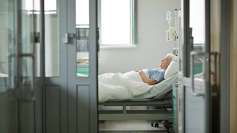 Por tres razones - Más de 230 mayores viven en hospitales canarios - Escuchar ahora