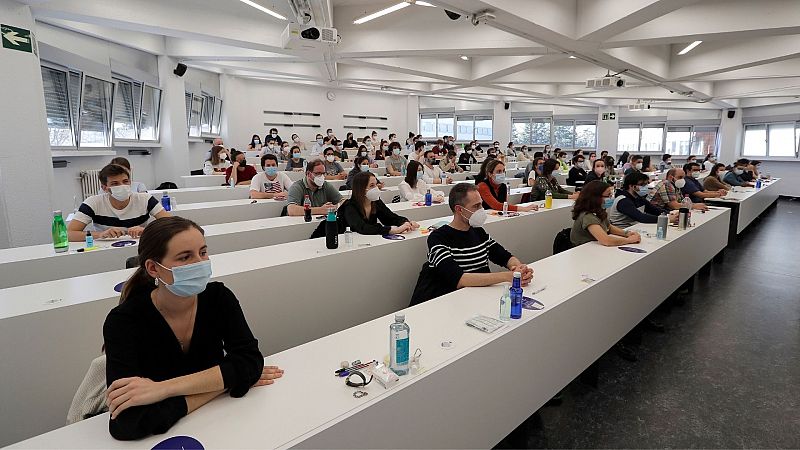 14 horas - Empiezan los exámenes MIR en toda España, pero los contagiados no podrán realizarlos - Escuchar ahora
