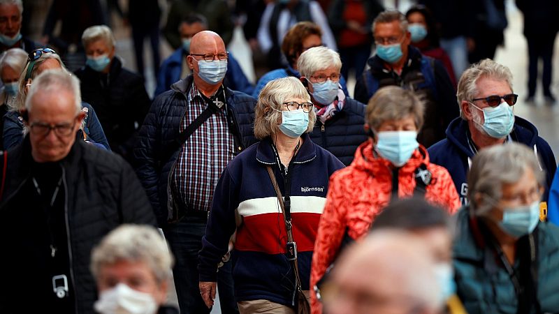 Las mañanas de RNE - Los expertos rechazan que el uso de mascarilla en exteriores sea fundamental - Escuchar ahora