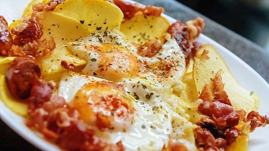 Comer y cantar - Comer y cantar - Patatas revolconas con huevo frito - 22/11/09 - Comer y cantar | Escuchar