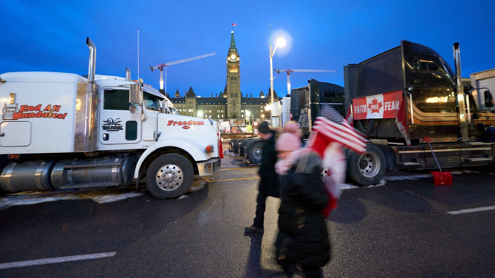 Las mañanas de RNE con Íñigo Alfonso - Los camioneros antivacunas bloquean el principal paso entre Canadá y EEUU - Escuchar ahora