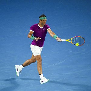 Con bata blanca - Müller-Weiss, la enfermedad rara de Rafa Nadal - escuchar ahora