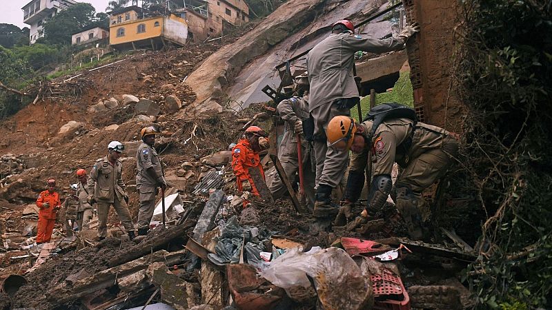 España a las 8 fin de semana - En Brasil aumentan a 146 los fallecidos por el temporal que azota la ciudad de Petrópolis - Escuchar ahora