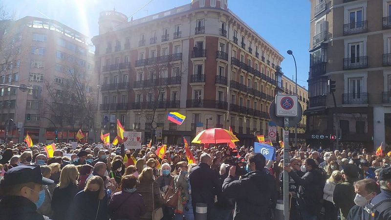 24 horas fin de semana - Más de 3.000 simpatizantes de Ayuso la apoyan frente a la sede del PP y piden la dimisión de Casado - Escuchar ahora