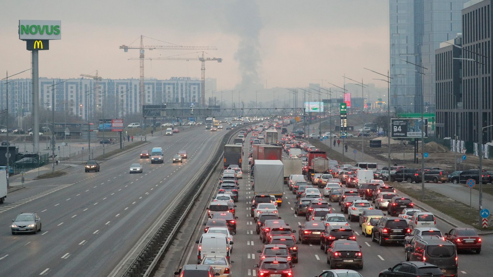 Las Mañanas de RNE - RNE en Kiev | Crecen las filas de vehículos en Kiev intentando abandonar la ciudad - Escuchar ahora