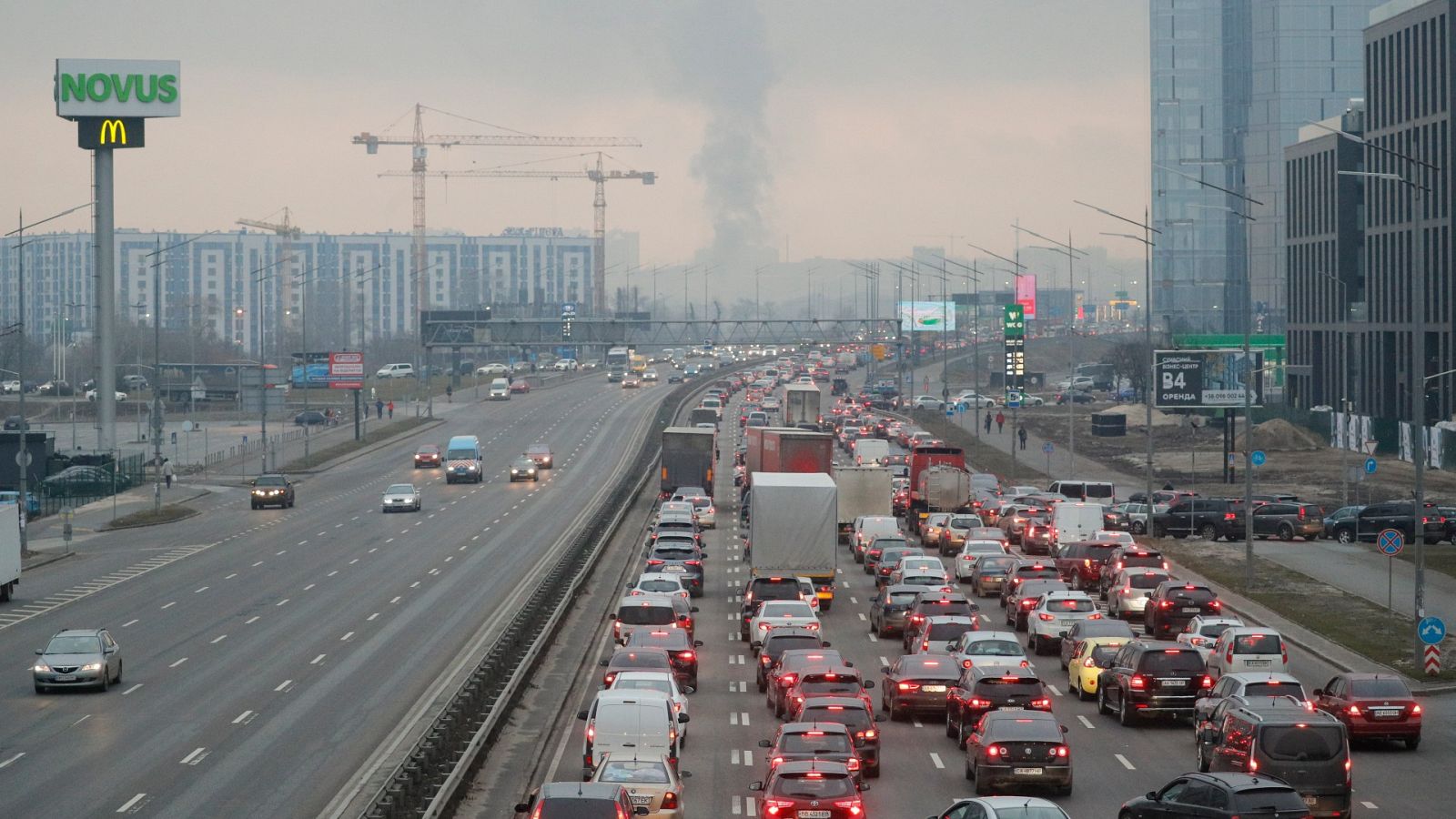 Las Mañanas de RNE - RNE en Kiev | Crecen las filas de vehículos en Kiev intentando abandonar la ciudad - Escuchar ahora