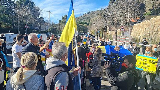 Serveis informatius Ràdio 4 - Ciutadans ucraïnesos es manifesten davant el consolat rus a Barcelona