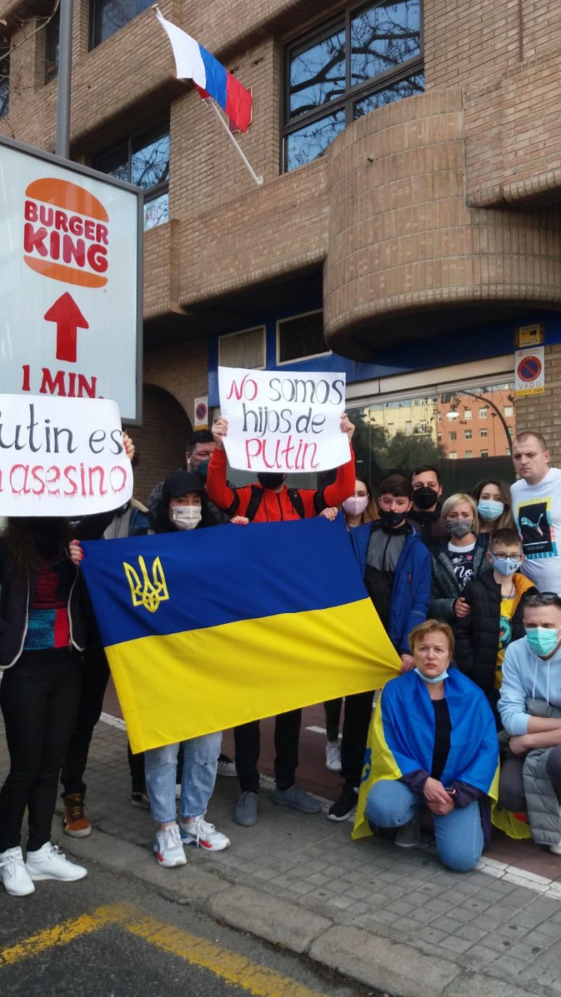 Ucranianos y rusos frente al consulado de Rusia en Valencia - 24/02/22 - Escuchar ahora