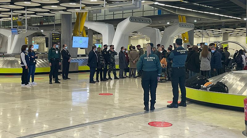 Las mañanas de RNE con Íñigo Alfonso - Llegan los españoles evacuados desde Ucrania: "Hemos pasado muchísimo miedo" - Escuchar ahora 