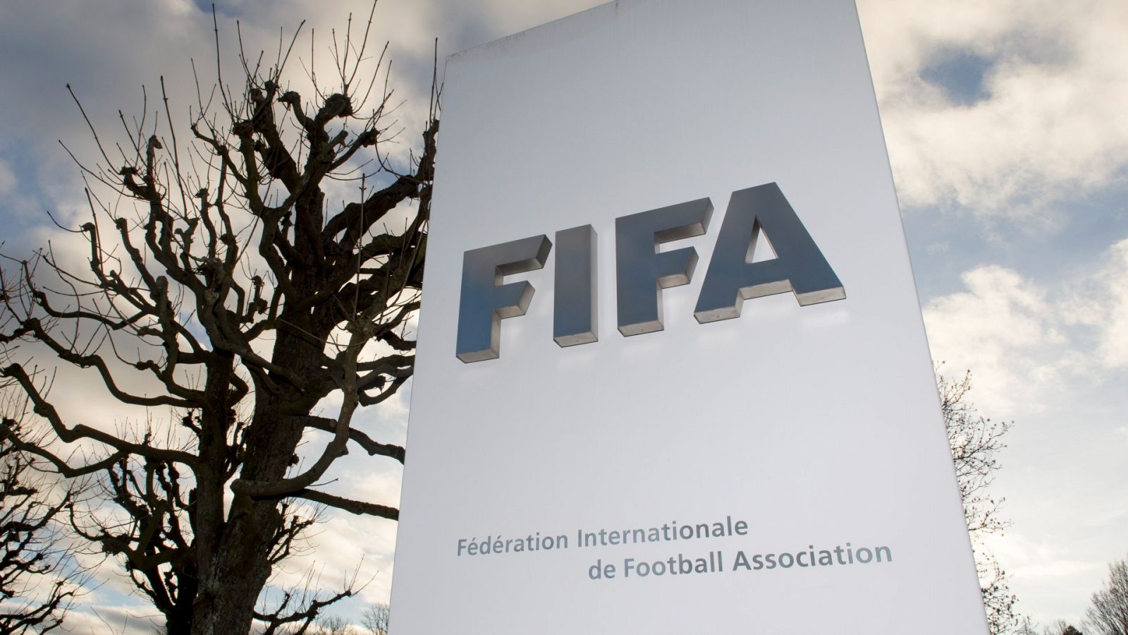 Boletines RNE - La FIFA y la UEFA suspenden la participación de Rusia en las competiciones - Escuchar ahora