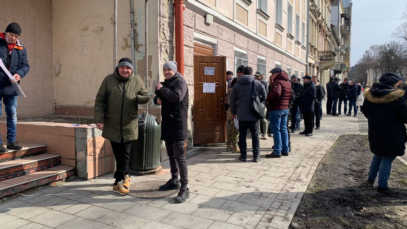 14 Horas - RNE en Ucrania | Mikola, obrero: "Vengo al reclutamiento para defender a mi país" - Escuchar aquí