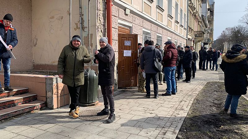 14 Horas - RNE en Ucrania | Mikola, obrero: "Vengo al reclutamiento para defender a mi país" - Escuchar aquí
