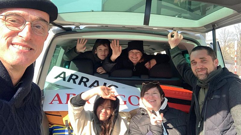 14 horas - RNE en la frontera | Voluntarios españoles recogen a refugiados de Ucrania - Escuchar ahora