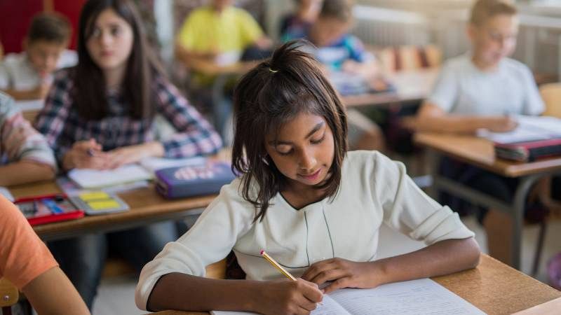 La segregació escolar d'alumnes estrangers a Catalunya baixa un 10% en tres anys