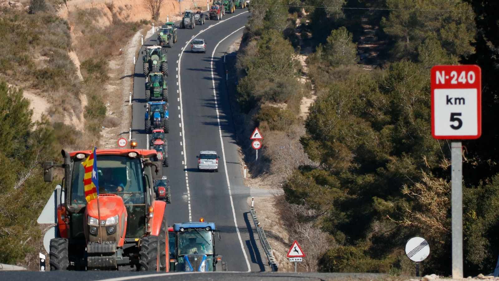 Més de 250 tractors han protestat a Tarragona per reclamar millores en el sector