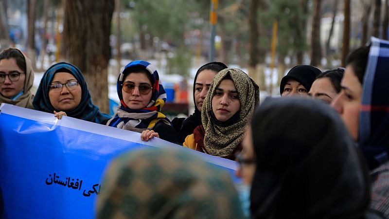 Las Mañanas de RNE - La situación de las mujeres afganas refugiadas en Abu Dabi: "Son personas que vienen sin nada, con lo puesto" - Escuchar ahora