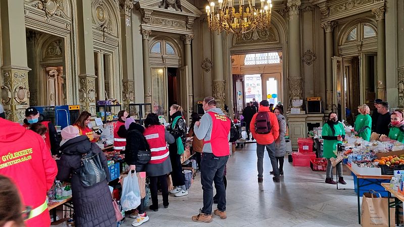 España a las 8 fin de semana - Estudiantes extranjeros en Hungría: "Tanto esfuerzo y dedicación para que en una noche se vaya todo" - Escuchar ahora