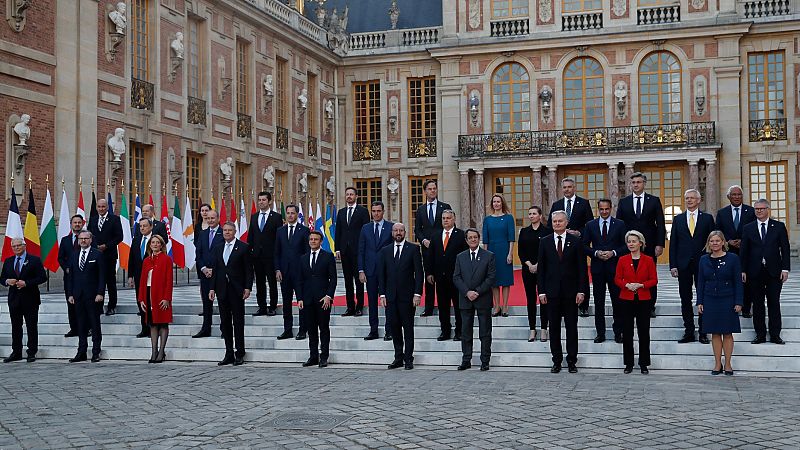 España a las 8 fin de semana - La Unión Europea acuerda en Versalles independizarse militar y energéticamentea - Escuchar ahora