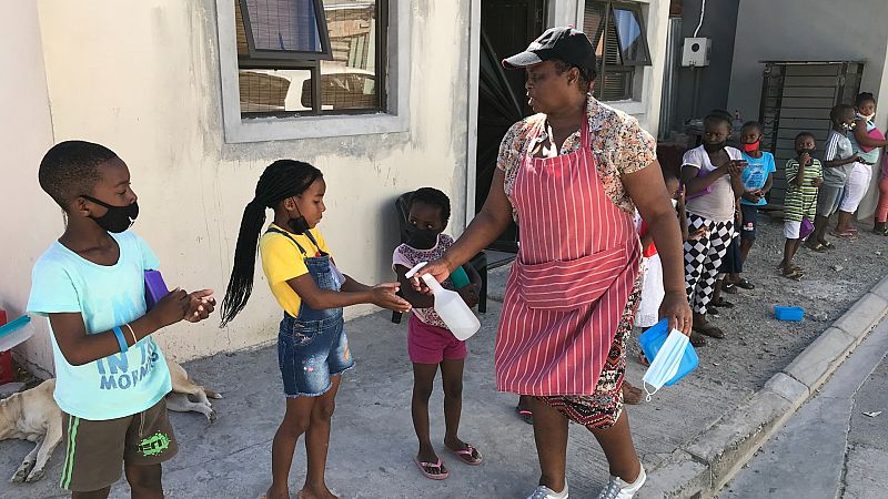 24 horas - Sindiswa, la sudafricana que cocina para decenas de niños desde la pandemia - Escuchar ahora