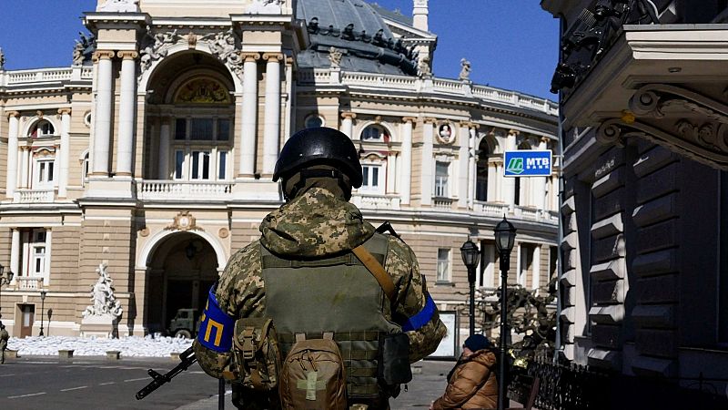 24 horas fin de semana - Barricadas y sacos de arena en Odessa para proteger sus edificios emblemáticos - Escuchar ahora