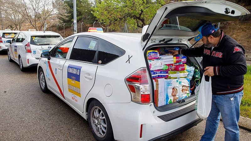 24 horas fin de semana - La caravana de taxis madrileños llega a Varsovia para descargar ayuda humanitaria - Escuchar ahora