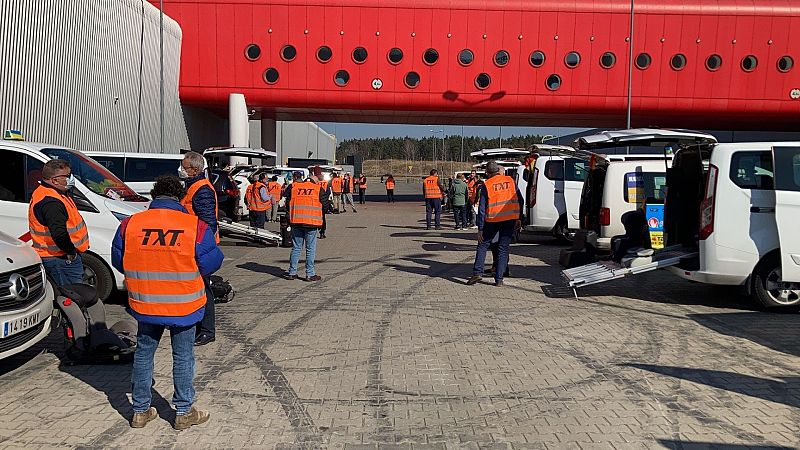 Más cerca - Taxi a España desde Polonia - Escuchar ahora 