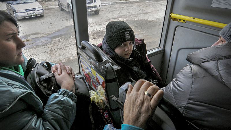 24 horas - Un convoy compuesto por 160 coches trata de salir de Mariúpol - Escuchar ahora