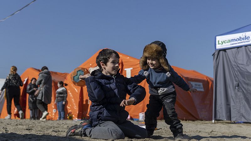 24 horas - RNE en la frontera | La huida de mujeres y niños ucranianos hacia el País Vasco - Escuchar ahora