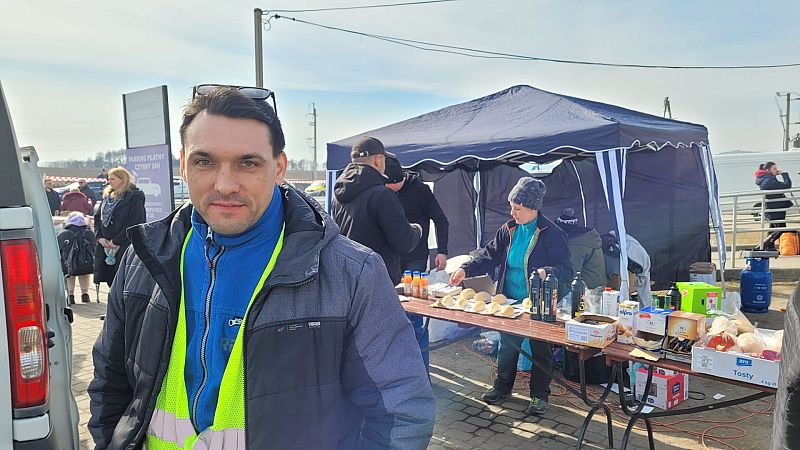 Las mañanas de RNE con Íñigo Alfonso - Adam, el voluntario que teme un ataque de Putin: "Es el plan" - Escuchar ahora 