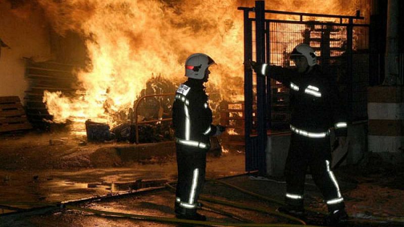 Un mort i dos intoxicats per fum en l'incendi d'una nau a Sabadell