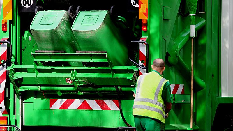 Por tres razones - Juntamos a tres barrenderos en la ficción con uno real - Escuchar ahora