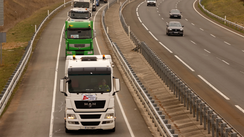 Las Mañanas de RNE - La huelga de transporte paraliza la producción de lácteos - Escuhar ahora