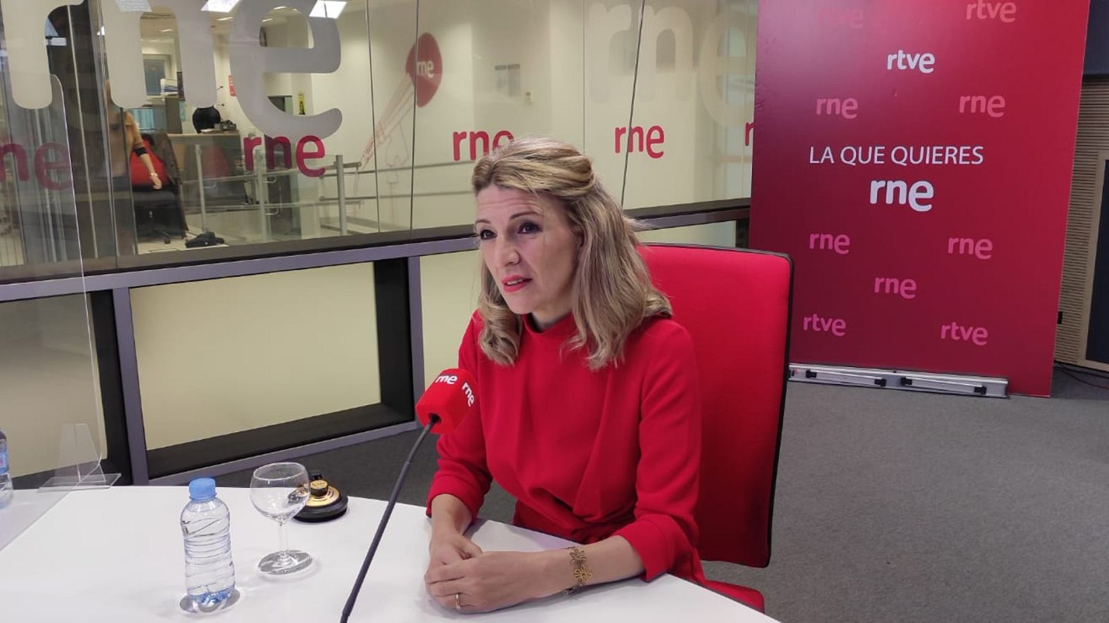 Las mañanas de RNE con Íñigo Alfonso - Yolanda Díaz apuesta por un impuesto extraordinario e inmediato a las eléctricas - Escuchar ahora 